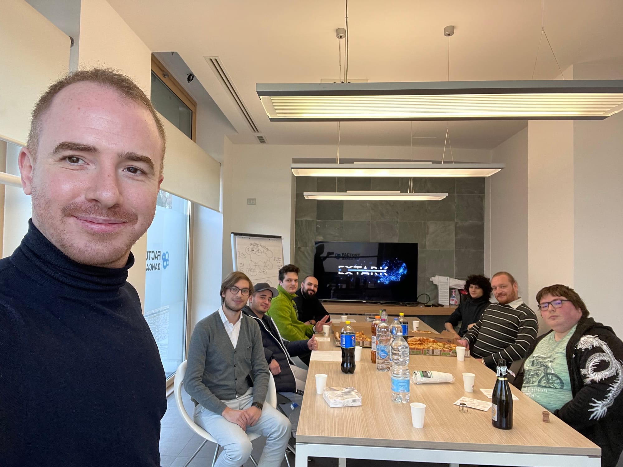 Stefano e i suoi colleghi di Extark, con sguardi particolarmente contenti, come è di norma dello sviluppatore.